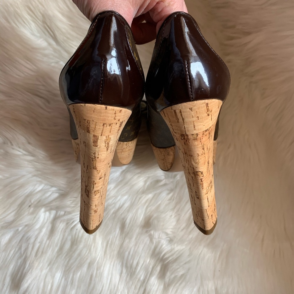 LOUIS VUITTON Logo Monogram Bow Cork Rivoli Pumps - Picture 6 of 9